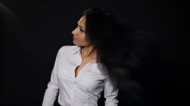 Kvinnan fastställande hennes hår på svart bakgrund — Stockvideo