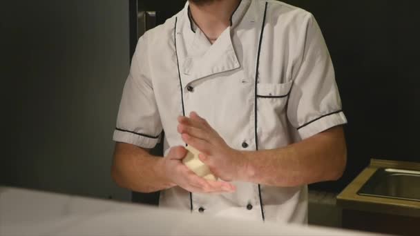 Chlap kuchař hněte těsto. — Stock video