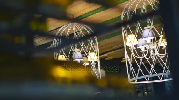 Egy étteremben, belső elem csillár — Stock videók