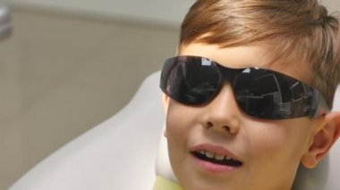 Pediatrik diş hekimleri Office diş sandalye üzerinde oturan çocuk hasta