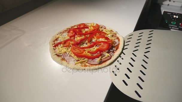Primer plano alguien toma la pizza sabrosa lista fuera del horno eléctrico con la pala metálica especial — Vídeo de stock