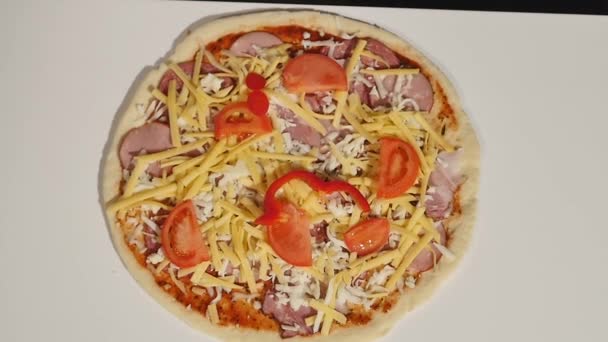 Una pizza de pepperoni en la mesa — Vídeos de Stock