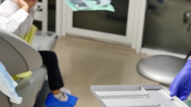 Tandläkare arbetar, närbild bild av en hand och dentala instrument — Stockvideo