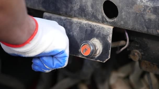 Trabajador pulsando el botón para iniciar la máquina automática — Vídeos de Stock