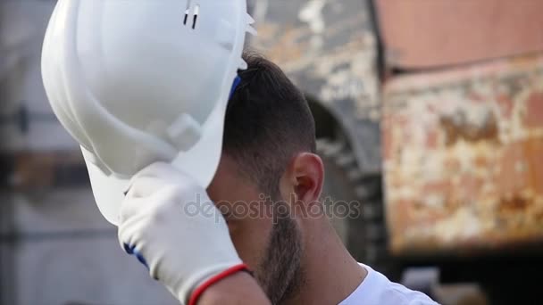 Lavoratore presso il cantiere edilizio.Operaio edile con attrezzatura protettiva — Video Stock