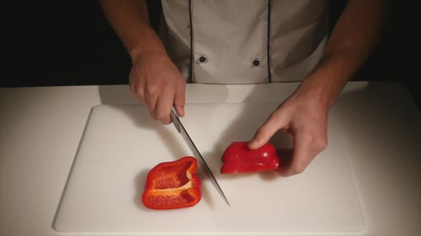 Chef slices red bell pepper — Stock Video
