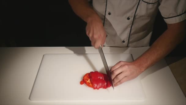 Chef slices red bell pepper — Stock Video