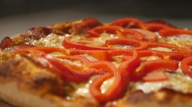 Masanın üzerine biberli pizza