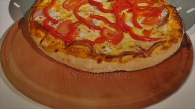 Masanın üzerine biberli pizza