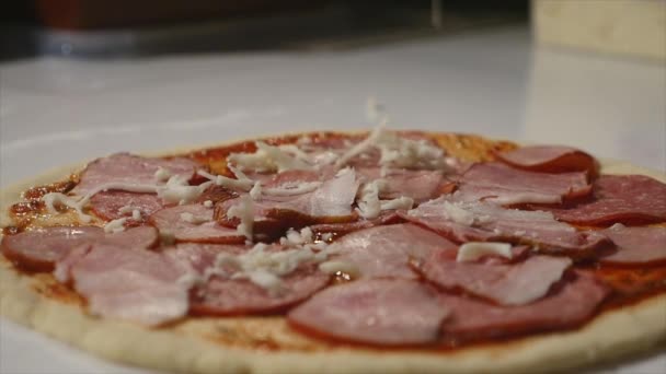 Chef macht italienische Pizza von Hand — Stockvideo