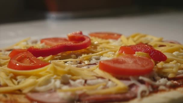 Chef haciendo Pizza Italiana — Vídeos de Stock