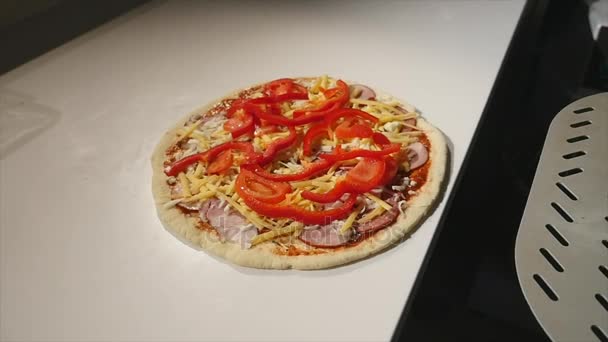 Крупный план кто-то достает готовую вкусную пиццу из электрической духовки специальной металлической лопатой — стоковое видео