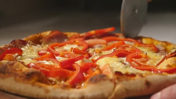 Cutting pizza op een houten bord — Stockvideo