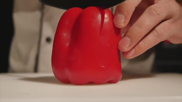 Chef-kok plakjes rode paprika — Stockvideo