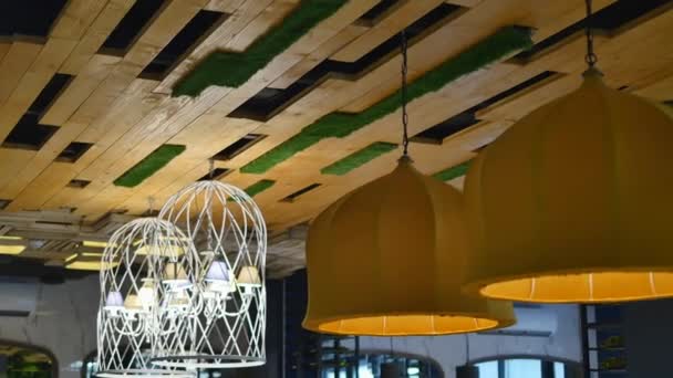 Kroonluchter in een restaurant, interieur element — Stockvideo