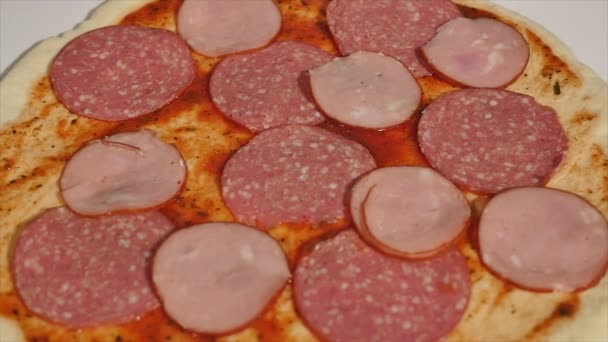 Chef-kok Hand Italiaanse Pizza maken — Stockvideo