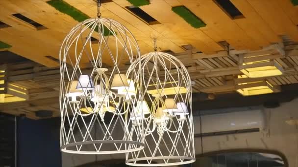 Lampadario in un ristorante, elemento interno — Video Stock