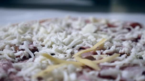Шеф-повар готовит итальянскую пиццу. close up — стоковое видео