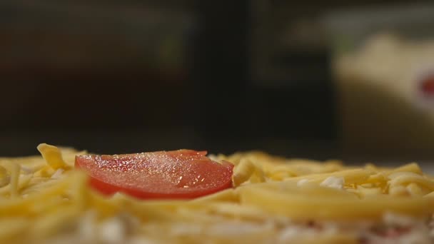 Chef mão fazendo pizza italiana . — Vídeo de Stock