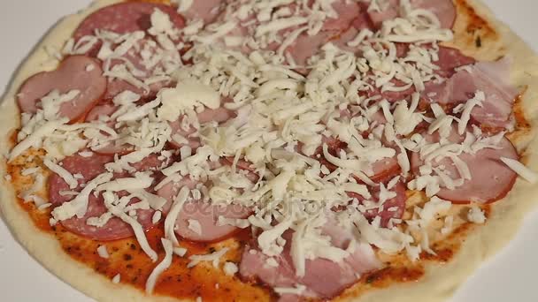 Uma pizza Pepperoni na mesa — Vídeo de Stock