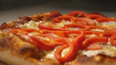 Masanın üzerine biberli pizza