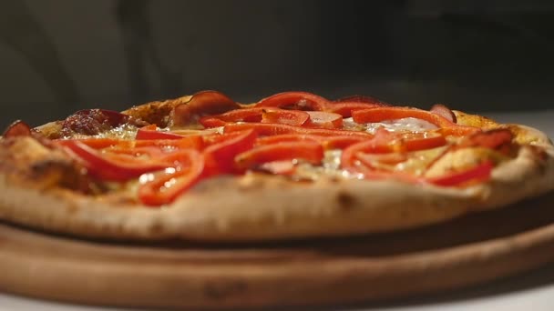 Una pizza al salame piccante sul tavolo — Video Stock