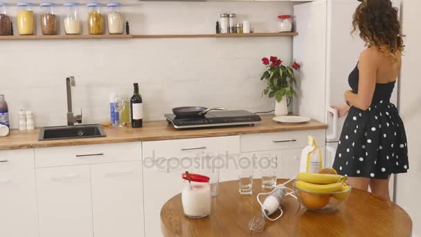 Giovane donna prepara impasto mescolando ingredienti nella ciotola utilizzando frusta in cucina. Cibo fatto in casa. Colpo di rallentamento — Video Stock