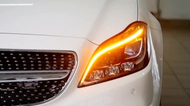 Bir araba farlar Close-Up