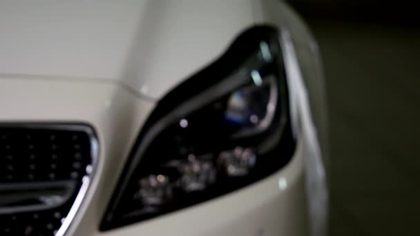 Close-up de um carro faróis — Vídeo de Stock