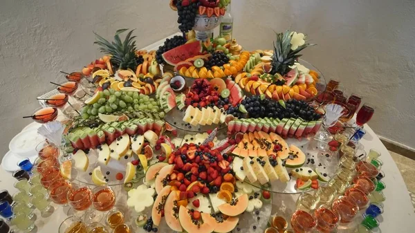 Buffet de casamento colorido de frutas tropicais — Fotografia de Stock