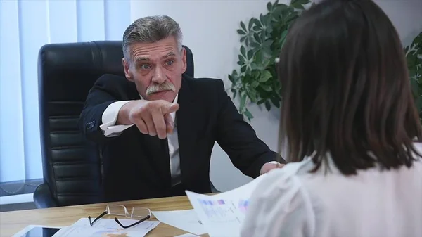 Öfkeli patron ofiste kadın işçiler ile. ağır çekim