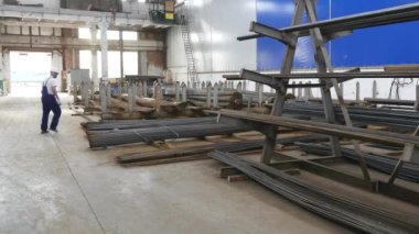 Metal haddeleme üzerinde çalışan. Bitki zemin üzerine metal dolgular ve köşeleri yakın çekim
