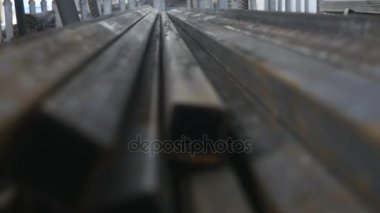 Metal haddeleme üzerinde çalışan. Bitki zemin üzerine metal dolgular ve köşeleri yakın çekim