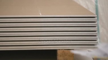 bir ambar drywall palet üzerinde