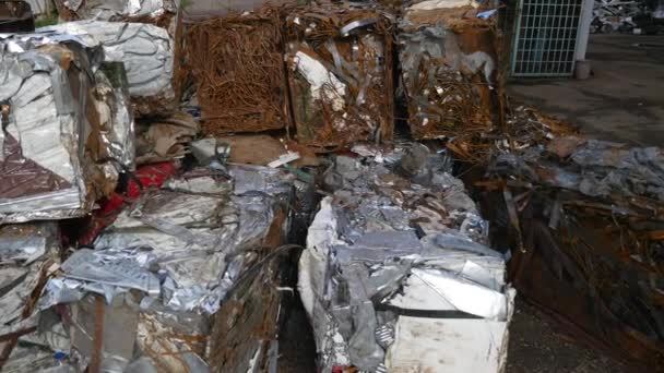 Tubos de metal prensados para reciclagem, lixo classificado é espremido e fica em uma palete, está na rua na fábrica — Vídeo de Stock