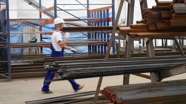 Arbeiter auf Metallwalzen. Metalldichtungen und Ecken in Nahaufnahme auf Pflanzenhintergrund — Stockvideo