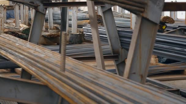 Стек металлических труб на складе — стоковое видео