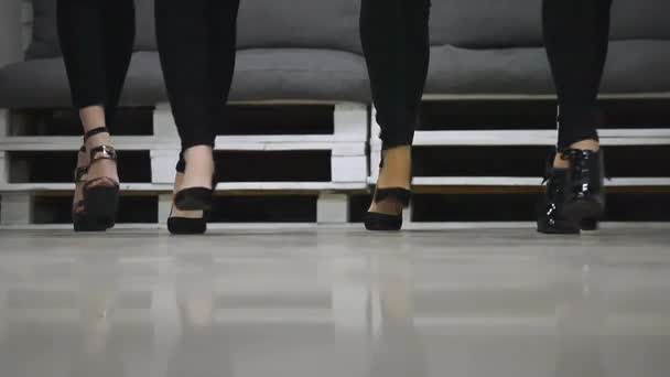 13.12.2017 Chernivtsi, Ucrania - Piernas femeninas caminando sobre el escenario. Ajuste las piernas en los talones caminando. Pasos tranquilos y seguros — Vídeos de Stock