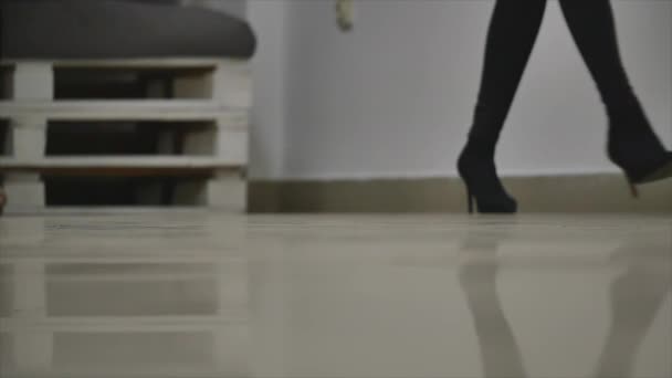 13.12.2017 Czerniowce, Ukraina - kobiece nogi chodzenie na scenie. Pasuje do nogi na obcasach spaceru. Spokojny i pewny siebie kroki — Wideo stockowe