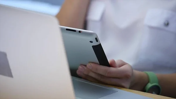 Woman in office using blank screen tablet. close up — Stock Photo, Image