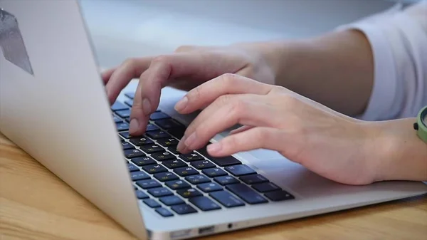 Primer plano de una joven escribiendo en un teclado portátil — Foto de Stock