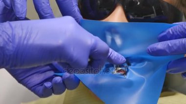 Pediatrik diş hekimleri Office diş sandalye üzerinde oturan çocuk hasta