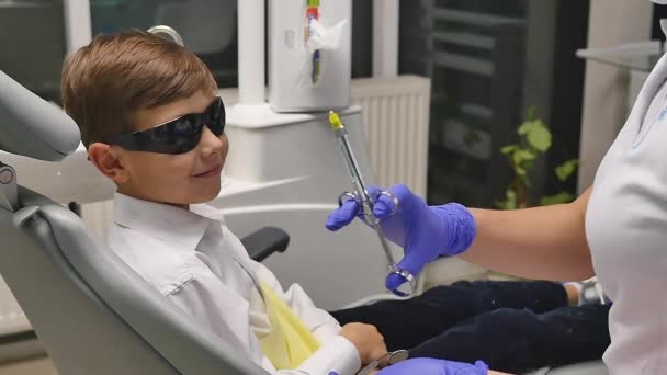 Dentist makes anesthetic injection to a little boy — Stock Video