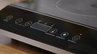 Kadın mutfakta lezzetli yiyecek hazırlama pişirme