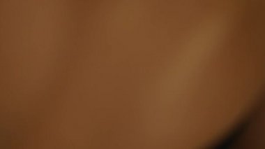 Bir tavada pişirme krep. Bir tavada pişirme krep. Kadın krep tavada çevirir. Mutfak Sanatları. Pişirme