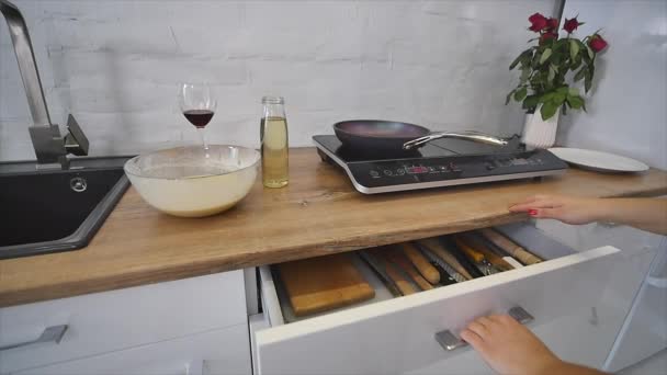 Cocinar panqueques en una sartén. Cocinar panqueques en una sartén. La mujer voltea el panqueque en la sartén. Artes culinarias. Cocinar — Vídeo de stock