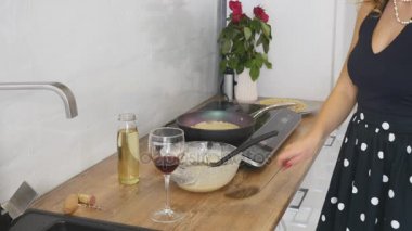 Bir tavada pişirme krep. Bir tavada pişirme krep. Kadın krep tavada çevirir. Mutfak Sanatları. Pişirme