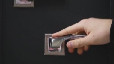 Kapı açıldığında bir kapı kolu üzerinde kapat