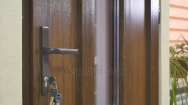 Anahtar anahtar deliği içinde gidiyor