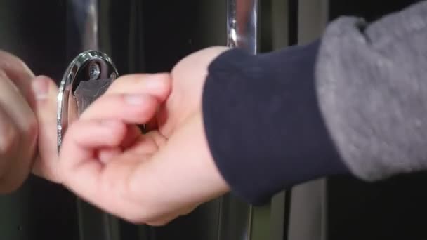 Egy férfi egy családi házak ajtaját kinyitja, és belép a — Stock videók